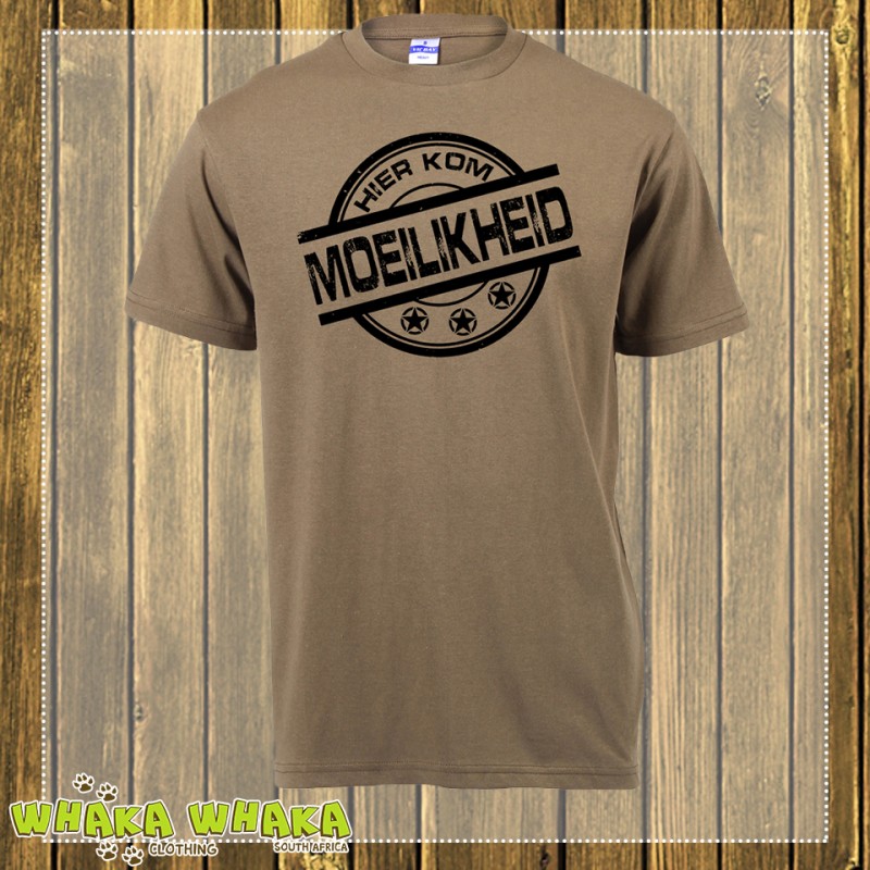 "Hier kom moeilikheid" T-shirt